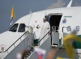 Papa lancia l’allarme da Budapest: “Antisemitismo serpeggia ancora, spegnere la miccia”