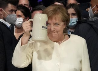 Urne in Germania. Scholz-Laschet, è sfida all’ultimo voto. La Merkel: “Due voti per la Cdu” Angela Merkel
