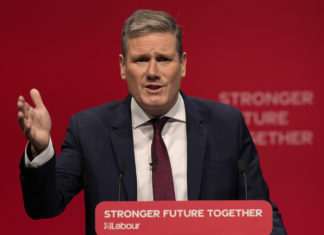 Regno Unito, Starmer: “Johnson uomo di spettacolo che non ha più niente da dire”