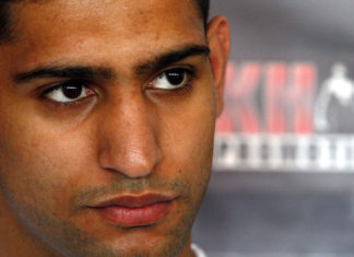 Pugilato, Amir Khan è stato fatto scendere dall’aereo dopo la lite per la mascherina