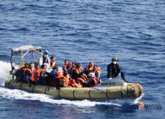 Migranti, ancora sbarchi a Reggio Calabria soccorsa imbarcazione con 150 a bordo