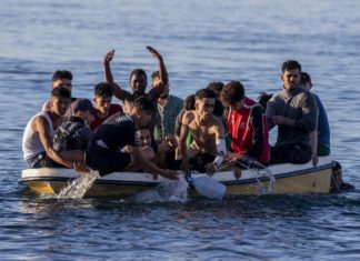 Migranti, naufragio di un gommone al largo della Grecia: vittime tre bimbe e una donna
