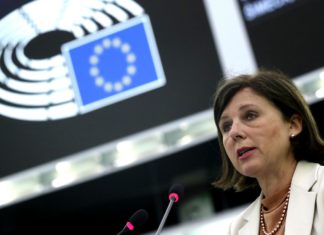 Polonia, Ue: “Reagire alla sentenza della Corte costituzionale o l’Europa collasserà”