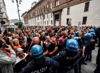 1 maggio, tensioni a Torino: 9 agenti lievemente feriti