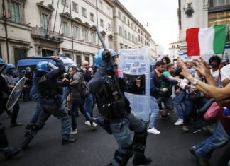 No Green pass: il Viminale verso una stretta ai cortei. Sap: “Noi costretti ai miracoli”