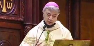 Il vescovo Domenico Battaglia