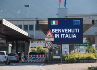 Svizzera: 23 migranti nascosti in furgone con targa italiana