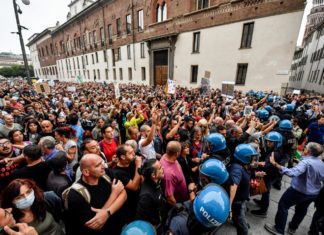Green pass: a Milano corteo devia percorso e blocca il traffico. Tensioni a Trieste
