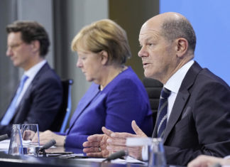 Ucraina, Scholz: “Pacifismo è obsoleto, per difendersi servono le armi”