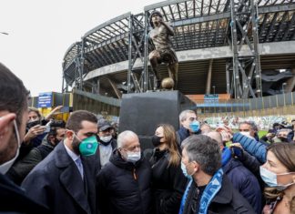 Maradona, statua allo stadio: l’omaggio di compagni e tifosi nella ‘sua’ Napoli