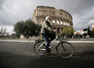 Calano i contagi, l’Italia va verso le riaperture: il calendario