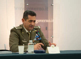 Variante Omicron, al via il nuovo piano targato Figliuolo: terze dosi e screening nelle scuole