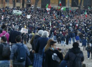 Vaccini: blitz dei no-vax a drive through di Grosseto
