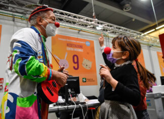 Vaccini: in Trentino Babbo Natale e clown in hub per dosi 5-11 anni