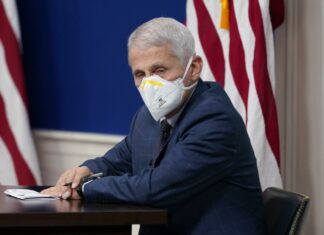 Covid, Fauci: “Usa dovrebbero valutare l’obbligo di vaccino per i voli nazionali”