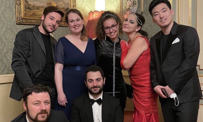 Il cast di "Bohème e la magia del Natale" al termine dello spettacolo