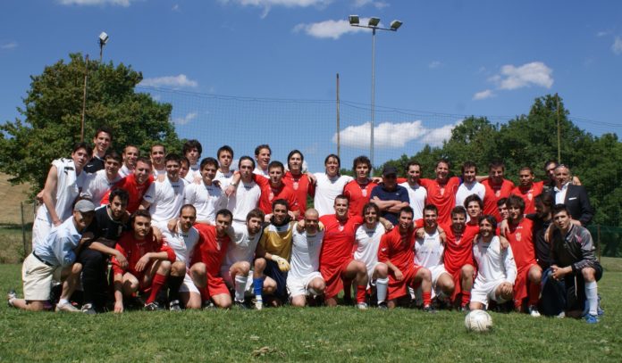 Una foto di gruppo dell'A.C. Saragozza (© www.acsaragozza.it)