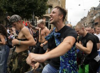 Covid, polizia disperde protesta non autorizzata ad Amsterdam: tensione