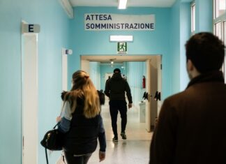 Covid: false vaccinazioni a Palermo, arrestati medico e segretaria