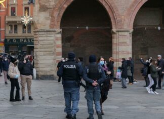 Roma: controlli anti-covid della Polizia, chiusi alcuni esercizi commerciali