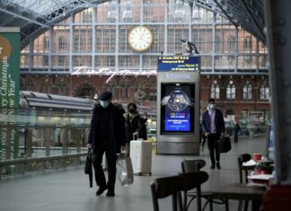 Covid: Francia allenta restrizioni, stop a mascherine all’aperto