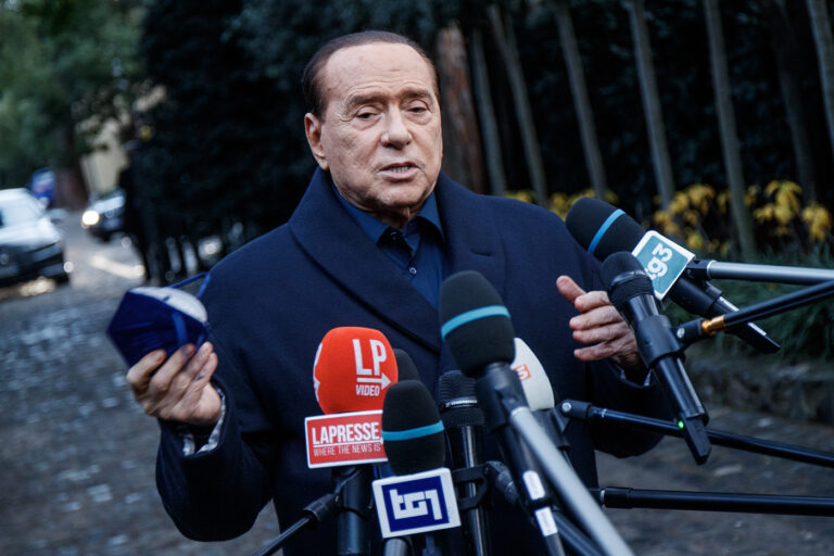 Centrodestra, Cav: “Va rifondato ma ora rafforzare Draghi”. Ancora tensione Salvini-Meloni