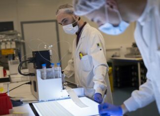 Covid, 93 mila contagi: curva in calo. Quarantene a 5 giorni, anche a scuola