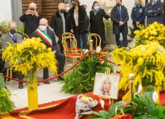 Vitti, fiori gialli per Monica e tanti romani, domani i funerali dell’attrice