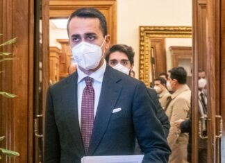 Ucraina, Di Maio: “Lavoriamo per de-escalation”. Cremlino smentisce Macron su intesa