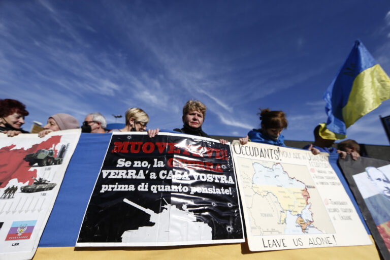 Ucraina, rabbia dei manifestanti davanti all’ambasciata russa a Roma: Putin assassino