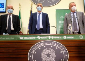 Covid, contagi e decessi in calo ma salgono i ricoveri. Dal 1 aprile cambiano le regole