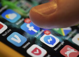 Cagliari: si spaccia per un operatore postale e ruba 450 euro, denunciata