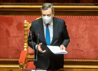 Guerra in Ucraina, Draghi atteso in Parlamento. Conte attacca: “Su armi ci ascolti”