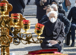 Ucraina, Mattarella a sorpresa a Santa Sofia: “Faremo tutto quello che si può”