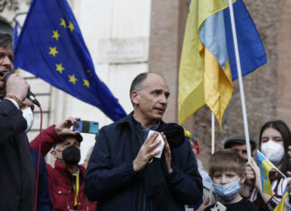 Ucraina, la politica in piazza da Firenze a Napoli. Letta: “Mai vista questa unità”