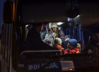 Incidenti stradali: sull’A1 si rovescia un bus di rifugiati ucraini, un morto