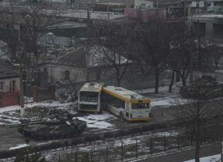 Ucraina, Mariupol: raid russo su teatro-rifugio, centinaia all’interno