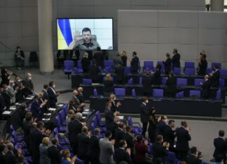 Ucraina, standing ovation per Zelensky al Bundestag: “L’ingresso nell’Ue sarebbe una garanzia ma ci sono ancora ostacoli”