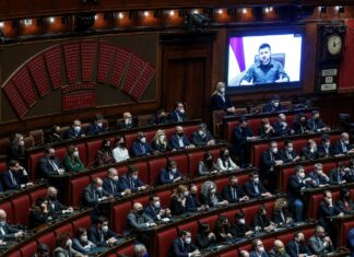 Ucraina, Zelensky porta la guerra alla Camera, Genova come Mariupol. Draghi: “Sì ad armi e Kiev in Ue”