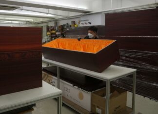 Covid, a Hong Kong boom di decessi: aziende propongono bare eco-friendly
