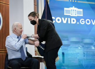 Covid, Biden riceve il secondo booster e chiede nuovo piano aiuti al Congresso