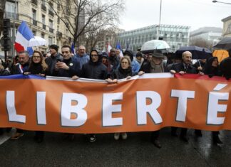 Francia, decine di cortei contro l’estrema destra: per Le Pen ‘antidemocratici’