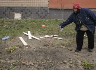 Ucraina: orrore a Bucha, ma per Mosca sono fake news. Cacciari: “Difendersi studiando”