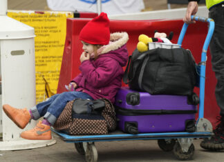 Ucraina, il Consiglio Ue: 3,5 miliardi ai paesi che accolgono rifugiati Milana Gudkovskaya, 3, sits on a trolley after fleeing the war from neighbouring Ukraine at the border crossing in Medyka, southeastern Poland, Wednesday, April 6, 2022. (AP Photo/Sergei Grits)