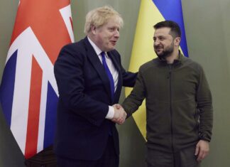 Ucraina: Boris Johnson consegna a Zelensky il premio intitolato a Churchill