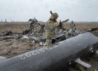 Guerra in Ucraina, trovata una nuova fossa comune a Buzova. A Makariv rivenuti 132 cadaveri. L’Ue: “Kiev ci chiede più armi e gliele faremo avere”