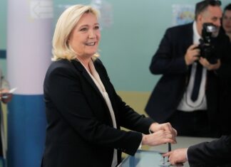 Francia, la candidata Marine Le Pen ha votato a Hénin-Beaumont