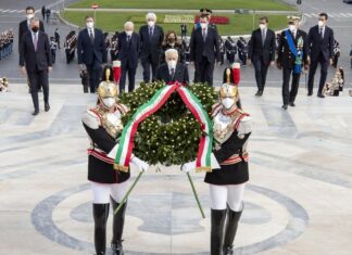 25 aprile, Mattarella depone la corona d’alloro sulla tomba del milite ignoto