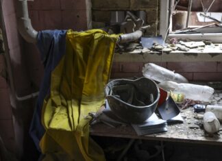 Ucraina: a Kiev residenti in piazza per l’inno nazionale