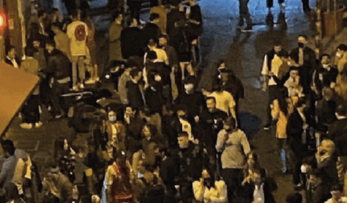 Napoli, fiumi di droga nelle piazze della movida Napoli, fiumi di droga nelle piazze della movida